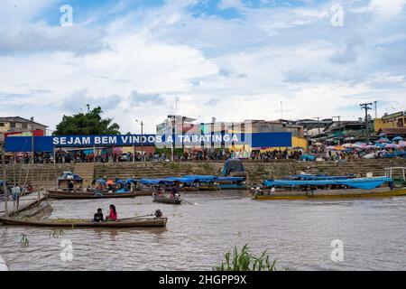 Hafen von Tabatinga, Amazonas, Brasilien, 28. Dezember 2021. Ort des Freihandels mit Kolumbien und Brasilien Stockfoto