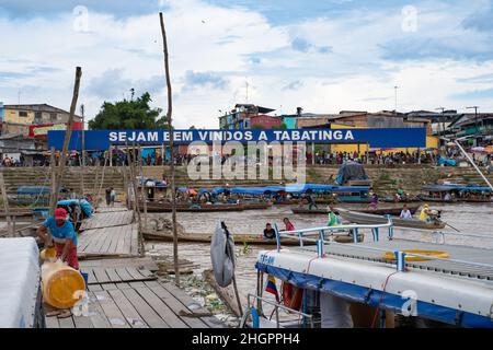 Hafen von Tabatinga, Amazonas, Brasilien, 28. Dezember 2021. Ort des Freihandels mit Kolumbien und Brasilien Stockfoto