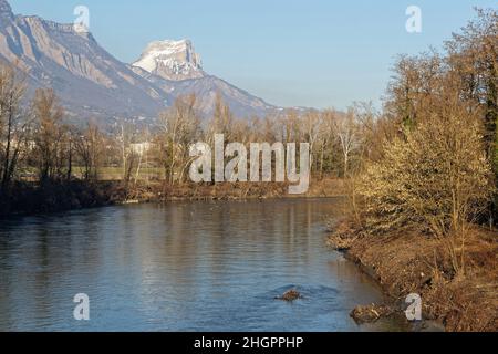 Isere Fluss und Dent de Crolles Gipfel in einer Winterlandschaft Stockfoto