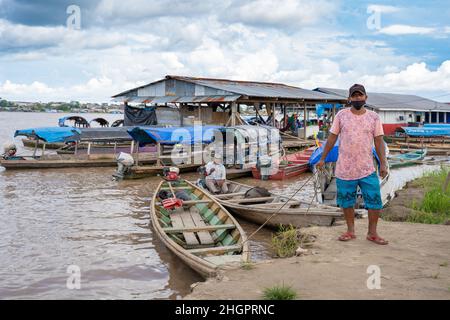 Santa Rosa de Yavari, Amazonas, Peru, 28. Dezember 2021. Typische Atmosphäre am Rande des Amazonas in der Nähe der Stadt Leticia Stockfoto
