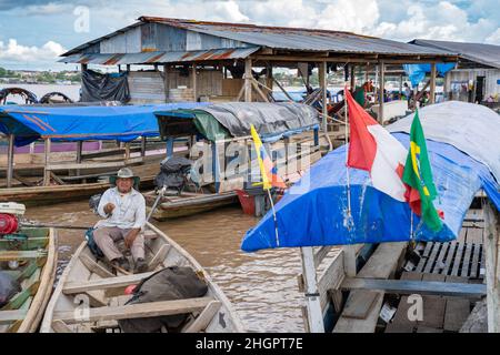 Santa Rosa de Yavari, Amazonas, Peru, 28. Dezember 2021. Typische Atmosphäre am Rande des Amazonas in der Nähe der Stadt Leticia Stockfoto