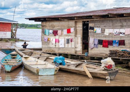 Typische Atmosphäre am Rande des Amazonas bei Santa Rosa de Yavari, Amazonas, Peru. Stockfoto