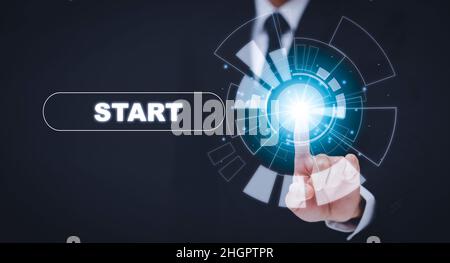 Geschäftsmann drücken Sie Start Zukunft-Taste mit virtuellem Licht, Start-Taste mit Spot-Licht auf blauem Hintergrund, Drücken der ein/aus-Taste über dem Computer. Starten Stockfoto