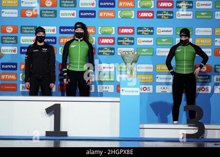 HEERENVEEN, NIEDERLANDE - 22. JANUAR: Dione Voskamp aus den Niederlanden, Michelle de Jong aus den Niederlanden und Marrit Fledderus aus den Niederlanden, nachdem sie während des NK Allround & Sprint 2022 am 22. Januar 2022 in Heerenveen, Niederlande, in der Women's 500m gegeneinander antreten konnten (Foto: Douwe Bijlsma/Orange Picles) Stockfoto