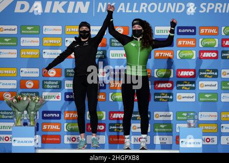 HEERENVEEN, NIEDERLANDE - 22. JANUAR: Dione Voskamp aus den Niederlanden und Michelle de Jong aus den Niederlanden, nachdem sie während des NK Allround & Sprint 2022 am 22. Januar 2022 in Heerenveen, Niederlande, in den Women's 500m (Foto by Douwe Bijlsma/Orange Picles) Stockfoto