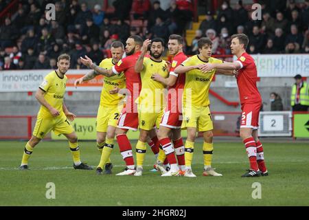 Crawley, Großbritannien. 22nd Januar 2022. Tranmere Rovers und Crawley Spieler joggen während des Sky Bet League Two Spiels zwischen Crawley Town und Tranmere Rovers im Checkatrade.com Stadium am 22nd 2022. Januar in Crawley, England, an einer Ecke. (Foto von Richard Ault/phcimages.com) Quelle: PHC Images/Alamy Live News Stockfoto