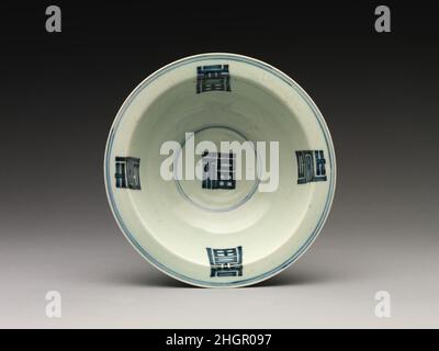 Schüssel mit glückverheißenden Zeichen dekoriert 19th Century Korea Diese große Porzellanschale mit einem breiten, flachen Rand zeigt prominent die chinesischen Zeichen für Glück (?; Koreanisch: bok) und Langlebigkeit (?; Koreanisch: Su). Schriftliche Wörter, oft in sich wiederholenden und geometrischen Mustern angeordnet, kommunizierten eine direkte und kraftvolle Botschaft glückverheißender Bestrebungen. Schüssel mit glückverheißenden Zeichen verziert. Korea. 19th Jahrhundert. Porzellan mit kobaltblauem Design. Joseon-Dynastie (1392–1910). Keramik Stockfoto