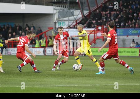 Crawley, Großbritannien. 22nd Januar 2022. Jay Spearing von Tranmere Rovers läuft bei der Stadtverteidigung von Crawley während des Sky Bet League Two-Spiels zwischen Crawley Town und Tranmere Rovers im Checkatrade.com Stadium am 22nd 2022. Januar in Crawley, England. (Foto von Richard Ault/phcimages.com) Quelle: PHC Images/Alamy Live News Stockfoto