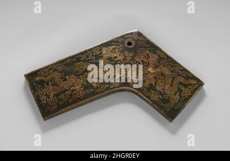 Glockenspiel (Qing) für Linzhong (8th Noten in der 12-Notenskala) aus dem Jahr 1716 China die Herstellung von klangvollen Steinen zur Dekoration oder Musik aus geschnitzter oder geschnittener Jade kann bis zum Ende der späten östlichen Zhou-Zeit zurückverfolgt werden (ca. 771–221 v. Chr.) und folgte einer Tradition von L-förmigen Steinglocken, die um 1700 v. Chr. bekannt waren. Die große Bedeutung von sonoren Substanzen wie Holz und Stein unter den Schlaginstrumenten Ostasiens beruht auf der religiösen Überzeugung, dass durch diese vibrierende Materie Die Natur selbst spricht zum menschlichen Ohr. Hochglanzpolierte Platten wurden mit Tiger, Löwe oder Drachen verziert Stockfoto