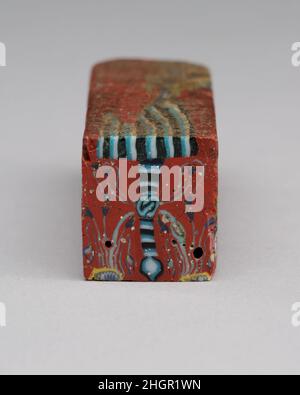 Mosaikglasstab mit einem sema tawy-Zeichen 100 v. Chr.–100 n. Chr. ptolemäische Periode–Römische Periode Eine Mosaikglastechnik erlaubte die Erstellung mehrerer Bilder: Eine figürliche oder gestalterische Komposition wurde durch die Bündelung von farbigen Glasstöcken hergestellt, die dann wie dieses teilweise erhaltene Beispiel zu einer langen Stange herausgezogen wurden. Die Stange wurde dann im rechten Winkel geschnitten, wahrscheinlich durch das Anschlagen mit geeigneten Werkzeugen, um kleine Inlay-Fliesen zu produzieren. Die Fliese würde dann geglättet und auf dem Gesicht poliert, das nach außen erscheinen soll. Mosaik Glasstab mit einem sema tawy Zeichen. 100 V. CHR.–100 N. CHR. Mosaikglas. Ptolemäus Per Stockfoto