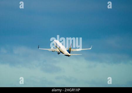 11-01-2022 Riga, Lettland Flugzeug, das vom Flughafen abfliegt, Rückansicht. Stockfoto