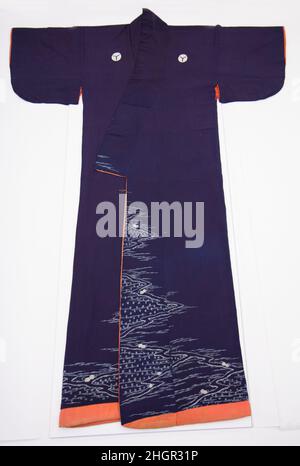Kosode mit Design von Frühlingsreisfeldern zweite Hälfte des 18th.–19th. Jahrhunderts Japan die rhythmische ländliche Landschaft auf diesem Kosode zeigt neu gepflanzte Reisfelder und die Wege zwischen ihnen, ausgeführt in weißen pastenresistenten Linien auf einem dunkelblauen Hintergrund. Körbe mit farblich lackierten Details durchziehen die Pfade.Diese Robe ist ein Beispiel für zwei späte Edo-Trends: Die Bewegung der Musterungen an die Vorder- und Saumkanten des Kosodes und die Vereinfachung des Designs zu Mustern aus weißen Linien auf einem einfarbigen Hintergrund – shiro agari (wörtlich: "In Weiß fertig gestellt"). Das Wappen (mon) erscheint in fünf pl Stockfoto