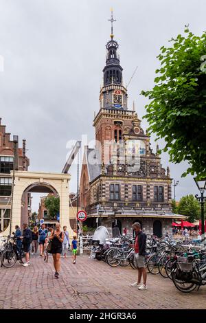 Alkmaar, Niederlande - 23. Juli 2021: Stadtbild von Alkmaar mit Waagplein und Gebäude De Waag mit Käsemuseum in Alkmaar Nord-Holland, Niederlande Stockfoto