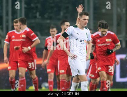 22. Januar 2022, Nordrhein-Westfalen, Mönchengladbach: Fußball: Bundesliga, Bor. Mönchengladbach - 1. FC Union Berlin, Matchday 20, im Stadion im Borussia-Park: Mönchengladbachs Matthias Ginter nach dem 1:2. Foto: Bernd Thissen/dpa - WICHTIGER HINWEIS: Gemäß den Anforderungen der DFL Deutsche Fußball Liga und des DFB Deutscher Fußball-Bund ist es untersagt, im Stadion und/oder vom Spiel aufgenommene Fotos in Form von Sequenzbildern und/oder videoähnlichen Fotoserien zu verwenden oder zu verwenden. Stockfoto