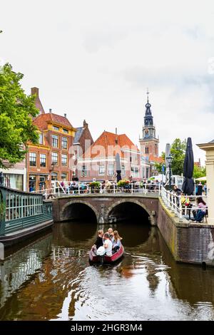 Alkmaar, Niederlande - 23. Juli 2021: Familie in einem Boot, das die cals von Alkmaar in Alkmaar Nord-Holland, Niederlande, segelt Stockfoto