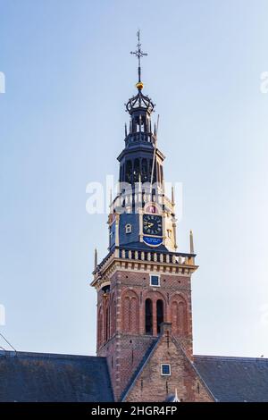 Alkmaar, Niederlande - 23. Juli 2021: Turmgebäude De Waag mit Käsemuseum in Alkmaar Nord-Holland, Niederlande Stockfoto