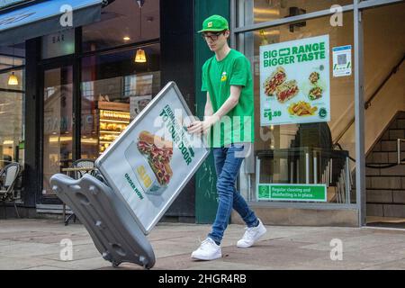 Subway, die größte Sandwich-Kette der Welt, Subway, vegane Food Take-away-Anbieter multinationaler High-Street-Gastronomen. Preston, Großbritannien Stockfoto