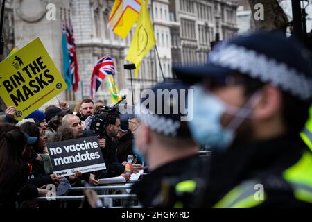 London, Großbritannien. 22nd Januar 2022. Die MET-Polizei steht Wache vor der Downing Street. Da das Mandat, sich gegen COVID-19 impfen zu lassen, immer näher rückt, schließen sich die NHS-Beschäftigten dem Protest an. Die Anti-Lockdown-Demonstration wurde von der World Wide Rally for Freedom Bewegung organisiert. Kredit: Andy Barton/Alamy Live Nachrichten Stockfoto