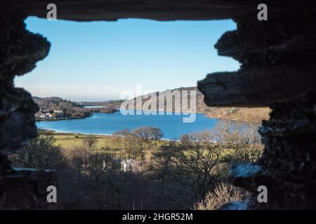 Blick,Aussichtspunkt,von Llyn Padarn,Lake Padarn,von,frei,Besucher,Attraktion,mittelalterliche Rundturmfestung aus dem 13th. Jahrhundert, Dolbadarn Castle, erbaut von Llewelyn, The Great in der Nähe des walisischen Dorfes Llanberis, Llanberis,ist,eine Gemeinde und Wahlstation in, Gwynedd, Nordwestwales, am Südufer des Sees und am Fuße von Snowdon, am Llanberis Der höchste Berg in Wales. Ländlich, landschaftlich, landschaftlich, landschaftlich, landschaftlich, in,on,at,Snowdonia,Snowdonia National Park,Mid,North,West,Kingdom,North Wales,Wales,Welsh,GB,Großbritannien,Britisch,UK,United Stockfoto