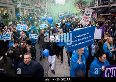 London, Großbritannien. 22nd Januar 2022. Da das Mandat, sich gegen COVID-19 impfen zu lassen, immer näher rückt, schließen sich die NHS-Beschäftigten dem Protest an. Die Anti-Lockdown-Demonstration wurde von der World Wide Rally for Freedom Bewegung organisiert. Kredit: Andy Barton/Alamy Live Nachrichten Stockfoto