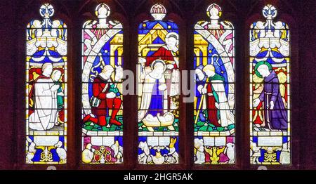 Buntglasfenster mit Figuren aus Alice's Adventures in Wonderland in der Allerheiligen-Kirche im Dorf Daresbury, Cheshire, Stockfoto