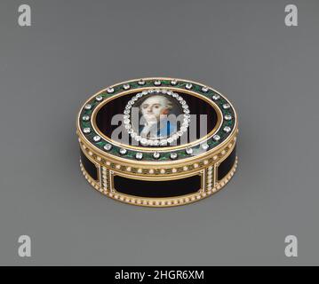 Schnuffbox mit Porträt von Ludwig XVI. (1754–1793), König von Frankreich 1779–80 Joseph Etienne Blerzy Französisch im Europa des 18. Jahrhunderts führte Paris die Produktion hochwertiger Luxusgüter an. Pariser Goldschmiede fertigten eine große Auswahl an kleinen, persönlichen Gegenständen wie Schnuffelboxen, étuis für Siegelwachs, Pinzetten oder Nähutensilien, Souvenirs, die dünne Elfenbeintafeln zum Mitnehmen von Notizen enthielten, und Shuttles zum Knüpfen von Spitze. Goldene Schnaps und mit Porträtminiaturen verzierte Boxen wurden geschätzt und häufig als königliche Geschenke überreicht, oft an Botschafter oder Mitglieder des Hofes anstelle von Bargeld Stockfoto