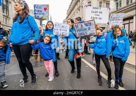 London, Großbritannien. 22nd Januar 2022. NHS 100k Menschen protestieren gegen obligatorische Impfstoffe - March for Freedom - ein Anti-Impfungs-, Anti-Sperrungs-, Freiheitsprotest, der bei der BBC in Portland Place beginnt. Die Menschen stellen sich die Frage, ob die gesamte Covid-Pandemie eine Falschmeldung ist und glauben, dass ihre Freiheiten stark eingeschränkt werden. Sie sind auch dagegen, Impfpass, die obligatorische Impfung von Kindern und Erwachsenen sowie viele andere Verschwörungstheorien. Kredit: Guy Bell/Alamy Live Nachrichten Stockfoto