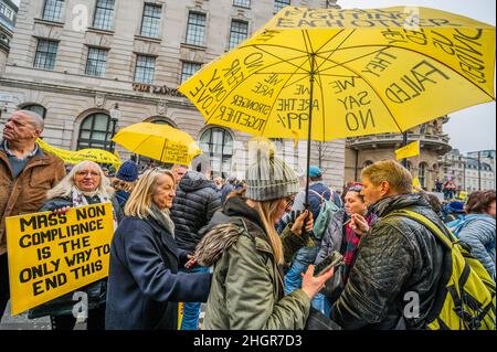 London, Großbritannien. 22nd Januar 2022. March for Freedom - ein Anti-Impfungs-, Anti-Sperrungs- und Freiheitsprotest, der bei der BBC in Portland Place begann. Die Menschen stellen sich die Frage, ob die gesamte Covid-Pandemie eine Falschmeldung ist und glauben, dass ihre Freiheiten stark eingeschränkt werden. Sie sind auch dagegen, Impfpass, die obligatorische Impfung von Kindern und Erwachsenen sowie viele andere Verschwörungstheorien. Kredit: Guy Bell/Alamy Live Nachrichten Stockfoto