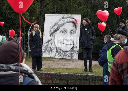 Berlin, Deutschland. 22nd Januar 2022. Mitglieder mehrerer Anti-Impfstoff-Gruppen, darunter Querdenken 30, Freie Linke, Freedom Parade und Autokorso Berlin, versammelten sich im Viktoriapark in Berlin Kreuzberg, um sich an ein Mitglied der Bewegung zu erinnern, eine alte Dame namens Aya. (Bild: © Michael Kuenne/PRESSCOV über ZUMA Press Wire) Stockfoto