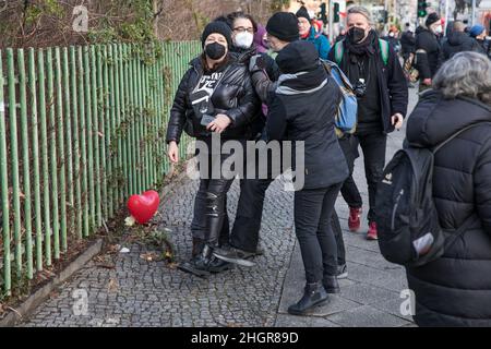 Berlin, Deutschland. 22nd Januar 2022. Mitglieder mehrerer Anti-Impfstoff-Gruppen, darunter Querdenken 30, Freie Linke, Freedom Parade und Autokorso Berlin, versammelten sich im Viktoriapark in Berlin Kreuzberg, um sich an ein Mitglied der Bewegung zu erinnern, eine alte Dame namens Aya. (Bild: © Michael Kuenne/PRESSCOV über ZUMA Press Wire) Stockfoto