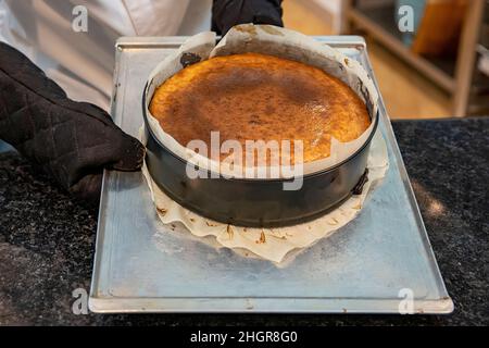 Kochvorgang hausgemachter baskischer gebrannter Käsekuchen. Fertig gerösteter san sebastian Kuchen ist im Ofen. Tarta de Queso. Rezept Schritt für Schritt. Stockfoto