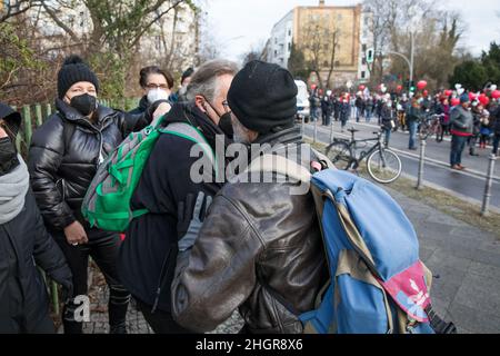 Berlin, Deutschland. 22nd Januar 2022. Mitglieder mehrerer Anti-Impfstoff-Gruppen, darunter Querdenken 30, Freie Linke, Freedom Parade und Autokorso Berlin, versammelten sich im Viktoriapark in Berlin Kreuzberg, um sich an ein Mitglied der Bewegung zu erinnern, eine alte Dame namens Aya. (Bild: © Michael Kuenne/PRESSCOV über ZUMA Press Wire) Stockfoto