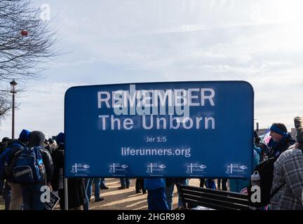 Washington D.C., Washignton, USA. 21st Januar 2022. Anti-Abtreibungsaktivisten versammelten sich in Washington, DC, und marschierten zum Obersten Gerichtshof in der Hoffnung auf den Umbruch von Roe V. Wade. (Bild: © Steve Sanchez/Pacific Press via ZUMA Press Wire) Stockfoto