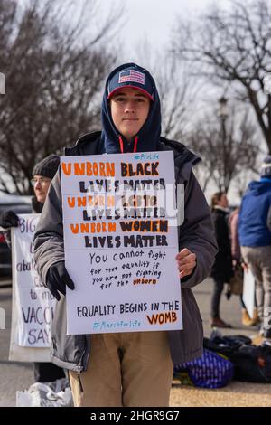 Washington D.C., Washignton, USA. 21st Januar 2022. Anti-Abtreibungsaktivisten versammelten sich in Washington, DC, und marschierten zum Obersten Gerichtshof in der Hoffnung auf den Umbruch von Roe V. Wade. (Bild: © Steve Sanchez/Pacific Press via ZUMA Press Wire) Stockfoto