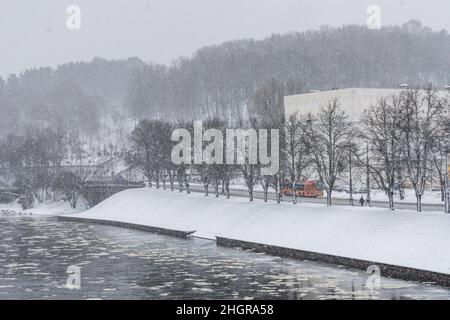 Vilnius, Litauen - 21. Januar 2022: Blick auf den Fluss Neris und die Straße daneben an einem verschneiten Tag Stockfoto