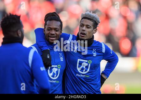 NOTTINGHAM, GROSSBRITANNIEN. JAN 22nd Gaetan Bong von Nottingham Forest und Lyle Taylor von Nottingham Forest während des Sky Bet Championship-Spiels zwischen Nottingham Forest und Derby County am City Ground, Nottingham, am Samstag, 22nd. Januar 2022. (Kredit: Jon Hobley | MI News) Kredit: MI Nachrichten & Sport /Alamy Live News Stockfoto