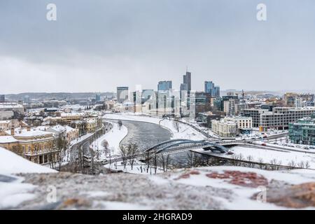 Vilnius, Litauen - 21. Januar 2022: Stadtbild mit dem Fluss Neris an einem verschneiten Tag von oben betrachtet Stockfoto