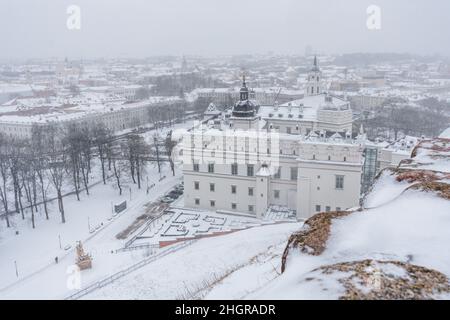 Vilnius, Litauen - 21. Januar 2022: Palast der Großherzöge Litauens und Kathedrale an einem verschneiten Tag von oben betrachtet Stockfoto