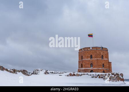 Vilnius, Litauen - 21. Januar 2022: Blick auf den Turm der Burg Gedimidas an einem verschneiten Tag Stockfoto