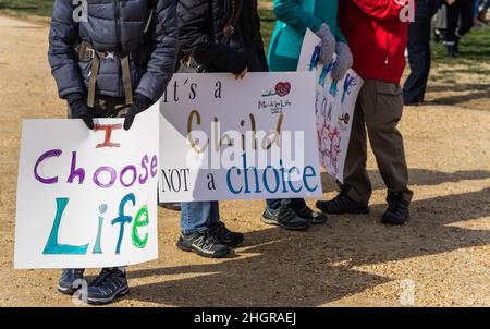 Washington D.C., Washignton, USA. 21st Januar 2022. Anti-Abtreibungsaktivisten versammelten sich in Washington, DC, und marschierten zum Obersten Gerichtshof in der Hoffnung auf den Umbruch von Roe V. Wade. (Bild: © Steve Sanchez/Pacific Press via ZUMA Press Wire) Stockfoto