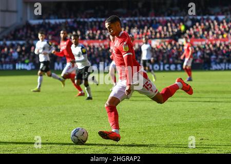 NOTTINGHAM, GROSSBRITANNIEN. JAN 22nd Max Lowe von Nottingham Forest stellt sich beim Sky Bet Championship-Spiel zwischen Nottingham Forest und Derby County am City Ground, Nottingham, am Samstag, dem 22nd. Januar 2022, an. (Kredit: Jon Hobley | MI News) Kredit: MI Nachrichten & Sport /Alamy Live News Stockfoto