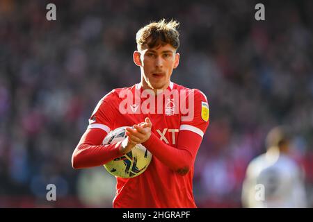 NOTTINGHAM, GROSSBRITANNIEN. JAN 22nd James Garner von Nottingham Forest applaudiert den Forest-Fans während des Sky Bet Championship-Spiels zwischen Nottingham Forest und Derby County am City Ground, Nottingham, am Samstag, 22nd. Januar 2022. (Kredit: Jon Hobley | MI News) Kredit: MI Nachrichten & Sport /Alamy Live News Stockfoto
