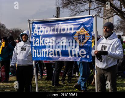 Washington D.C., Washignton, USA. 21st Januar 2022. Anti-Abtreibungsaktivisten versammelten sich in Washington, DC, und marschierten zum Obersten Gerichtshof in der Hoffnung auf den Umbruch von Roe V. Wade. (Bild: © Steve Sanchez/Pacific Press via ZUMA Press Wire) Stockfoto