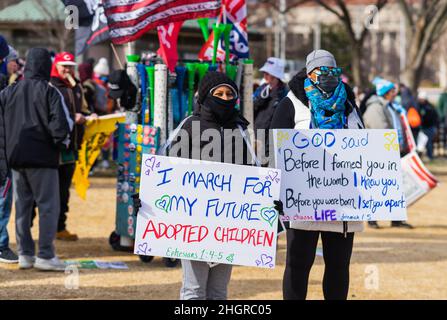 Washington D.C., Washignton, USA. 21st Januar 2022. Anti-Abtreibungsaktivisten versammelten sich in Washington, DC, und marschierten zum Obersten Gerichtshof in der Hoffnung auf den Umbruch von Roe V. Wade. (Bild: © Steve Sanchez/Pacific Press via ZUMA Press Wire) Stockfoto