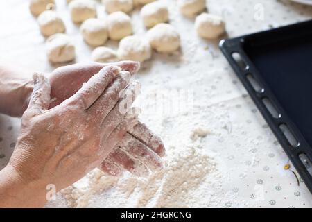Weibliche Hände im Mehl. Backwaren. Stockfoto