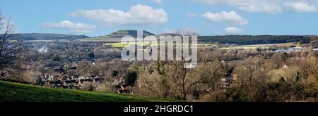 Panoramablick auf Cley Hill von einem Hügel in der Nähe von Warminster, Wiltshire, Großbritannien Stockfoto