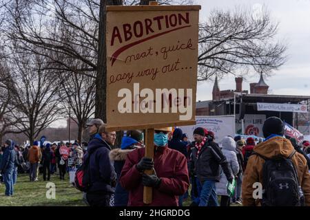 Washington D.C., Washignton, USA. 21st Januar 2022. Anti-Abtreibungsaktivisten versammelten sich in Washington, DC, und marschierten zum Obersten Gerichtshof in der Hoffnung auf den Umbruch von Roe V. Wade. (Bild: © Steve Sanchez/Pacific Press via ZUMA Press Wire) Stockfoto