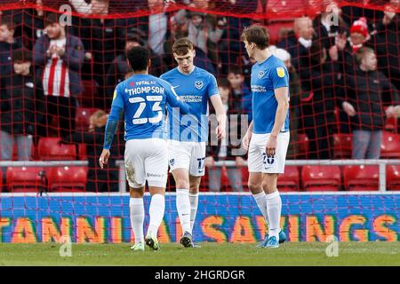 Sunderland, Großbritannien. 22nd Januar 2022. Sean Raggett aus Portsmouth und Louis Thompson aus Portsmouth spielen Hayden Carter aus Portsmouth, nachdem sein Fehler zu Sunderlands Tor geführt hatte, das am 22nd 2022. Januar im Stadium of Light in Sunderland, England, während der Sky Bet League ein Spiel zwischen Sunderland und Portsmouth den Score 1-0 erzielte. (Foto von Daniel Chesterton/phcimages.com) Quelle: PHC Images/Alamy Live News Stockfoto