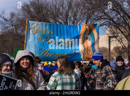 Washington D.C., Washignton, USA. 21st Januar 2022. Anti-Abtreibungsaktivisten versammelten sich in Washington, DC, und marschierten zum Obersten Gerichtshof in der Hoffnung auf den Umbruch von Roe V. Wade. (Bild: © Steve Sanchez/Pacific Press via ZUMA Press Wire) Stockfoto