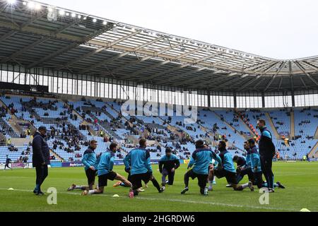 COVENTRY, GROSSBRITANNIEN. JANUAR 22ND. Coventry City-Spieler wärmen sich am Samstag, dem 22nd. Januar 2022, vor dem Sky Bet Championship-Spiel zwischen Coventry City und den Queens Park Rangers in der Coventry Building Society Arena in Coventry auf. (Kredit: James Holyoak | MI News) Kredit: MI Nachrichten & Sport /Alamy Live News Stockfoto